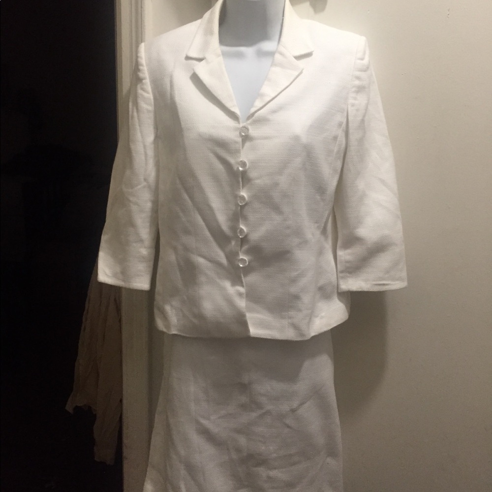 White skirt suit. Size 8. Le Suit